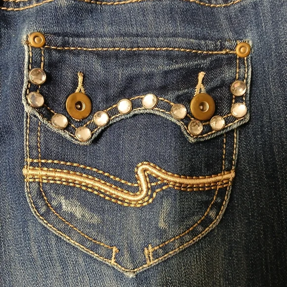Stylish Blue Jeans with Studded Details - Picture 6 of 7